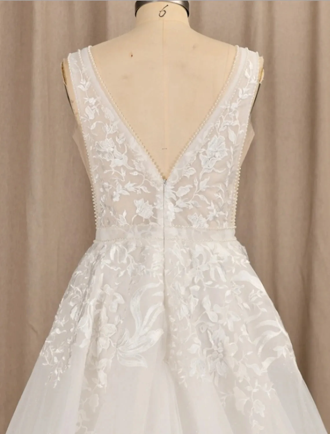 Luolandi Beach Wedding Dresses A-Line V Neck Sleeveless Sweep / Brush Train Long Lace Bridal Gowns With Appliques
