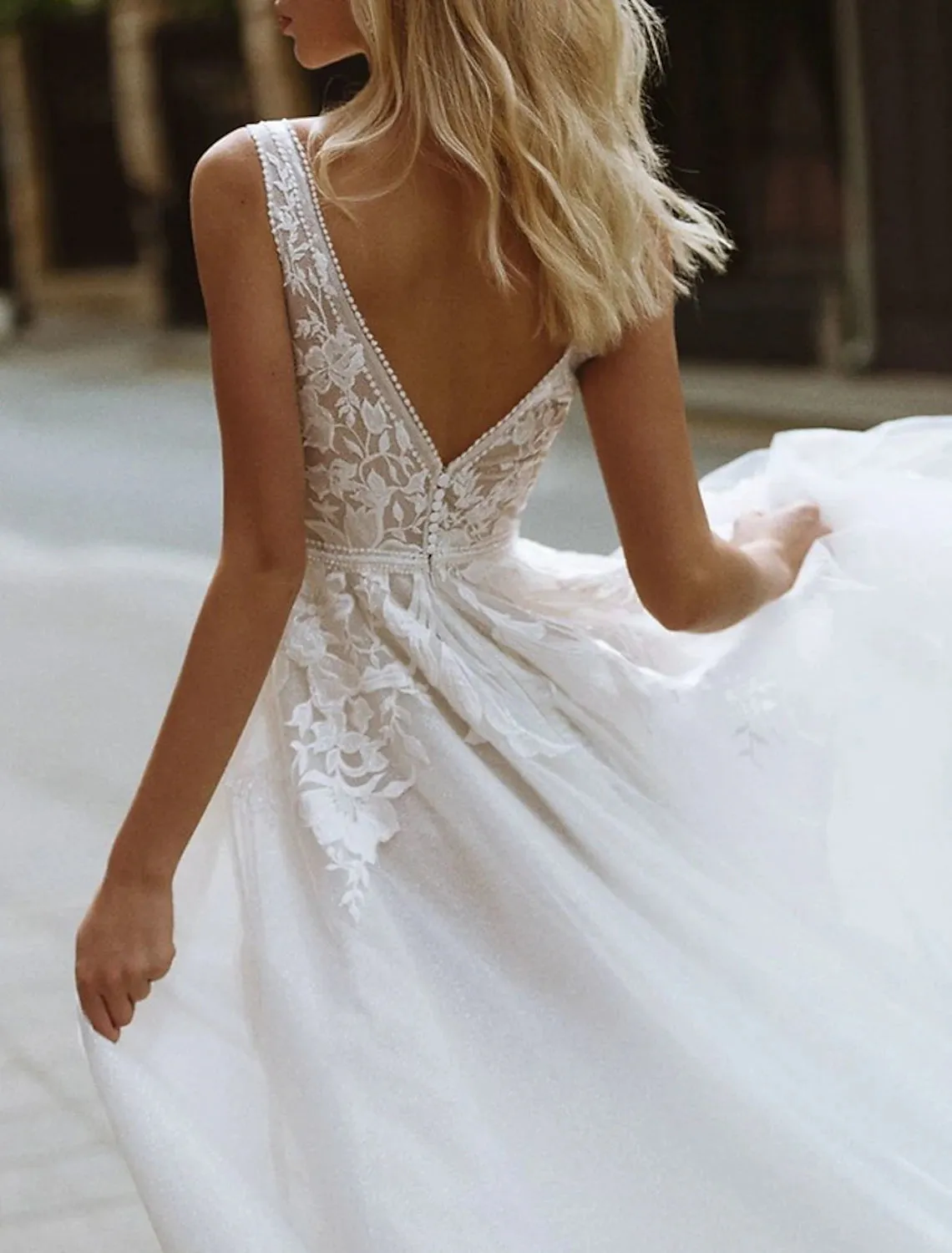 Luolandi Beach Wedding Dresses A-Line V Neck Sleeveless Sweep / Brush Train Long Lace Bridal Gowns With Appliques