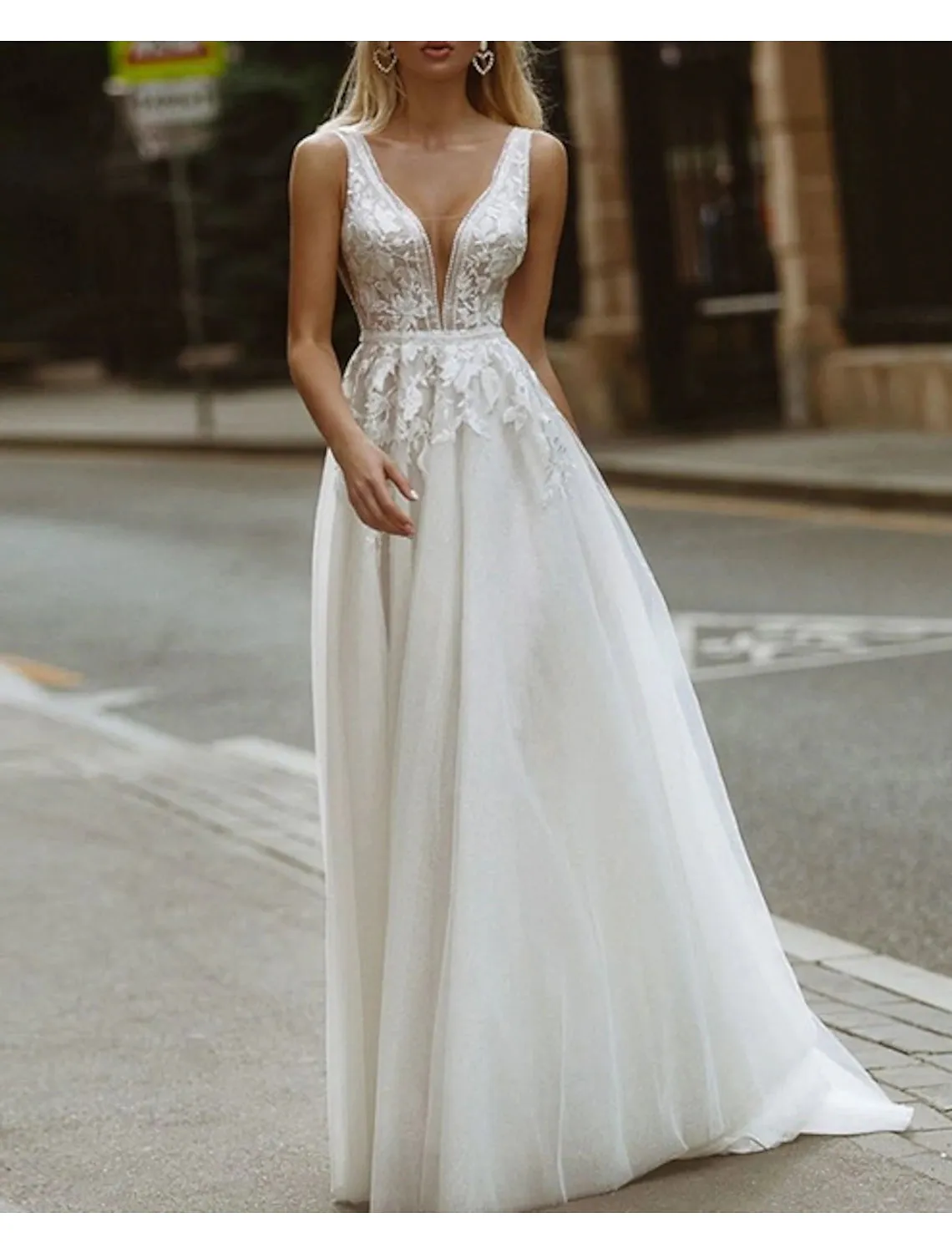 Luolandi Beach Wedding Dresses A-Line V Neck Sleeveless Sweep / Brush Train Long Lace Bridal Gowns With Appliques