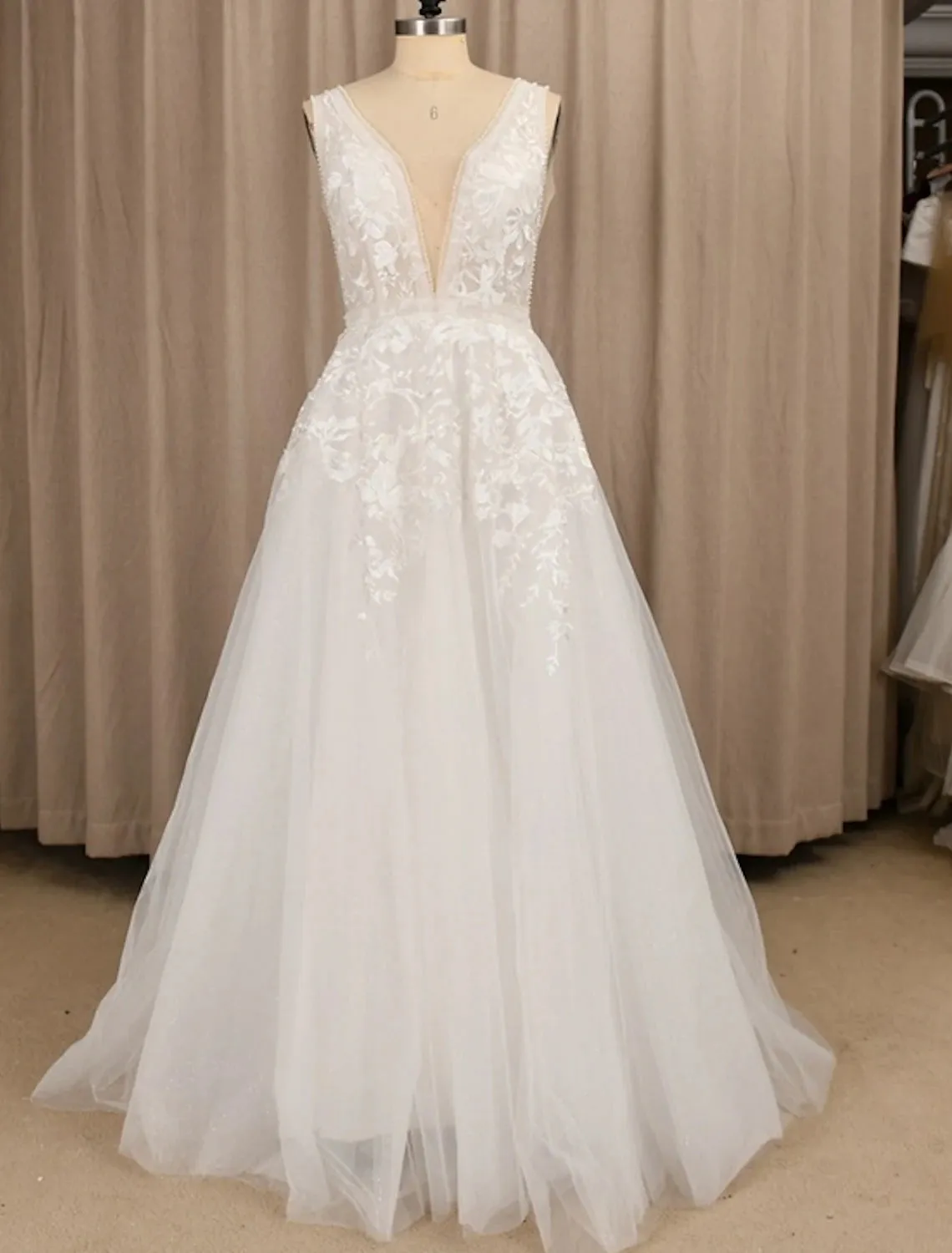 Luolandi Beach Wedding Dresses A-Line V Neck Sleeveless Sweep / Brush Train Long Lace Bridal Gowns With Appliques