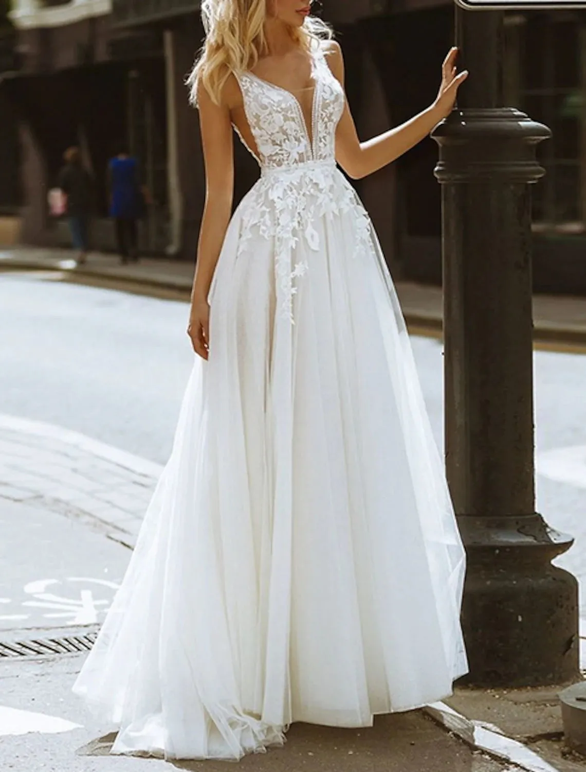 Luolandi Beach Wedding Dresses A-Line V Neck Sleeveless Sweep / Brush Train Long Lace Bridal Gowns With Appliques
